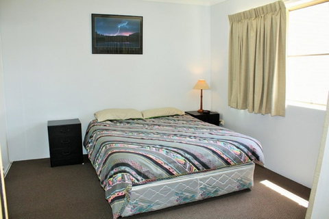 Spacious Unit With Views Of Pumicestone - Wattle Ave, Bongaree - Kawana Tourism 13