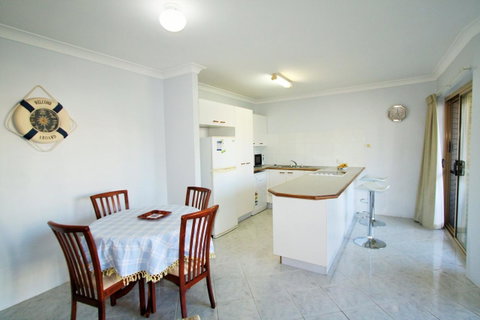 Spacious Unit With Views Of Pumicestone - Wattle Ave, Bongaree - Kawana Tourism 3
