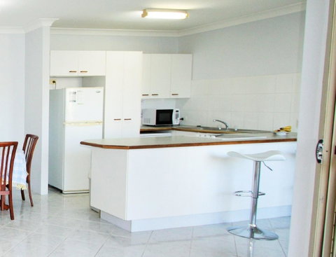 Spacious Unit With Views Of Pumicestone - Wattle Ave, Bongaree - Kawana Tourism 12