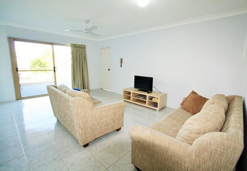 Spacious Unit With Views Of Pumicestone - Wattle Ave, Bongaree - Kawana Tourism 6