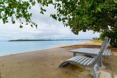 Spacious Unit With Views Of Pumicestone - Wattle Ave, Bongaree - Kawana Tourism 4