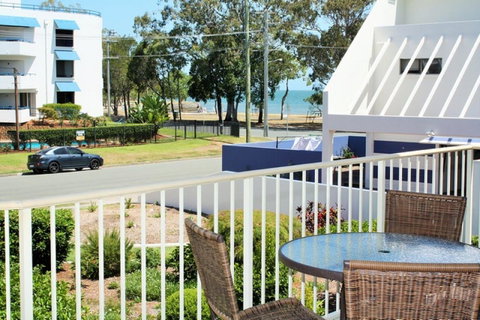 Spacious Unit With Views Of Pumicestone - Wattle Ave, Bongaree - Kawana Tourism 9
