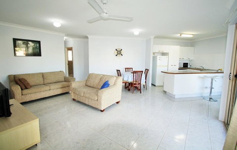 Spacious Unit With Views Of Pumicestone - Wattle Ave, Bongaree - Kawana Tourism 14