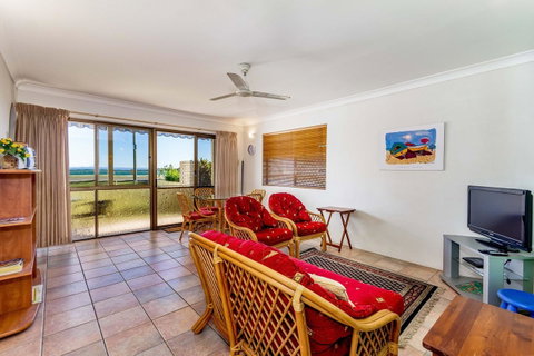 Great Views, Ground Floor Unit Clearview Apartments South Esplande, Bongaree - Kawana Tourism 3