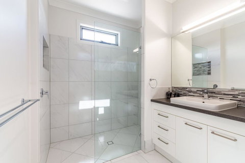 Stunning Canal Home Oh So Close To The Waterfront - Kawana Tourism 7