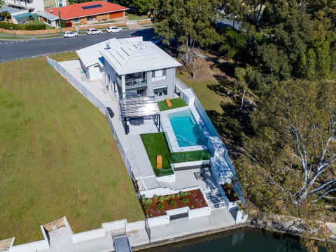 Stunning Canal Home Oh So Close To The Waterfront - Kawana Tourism 0