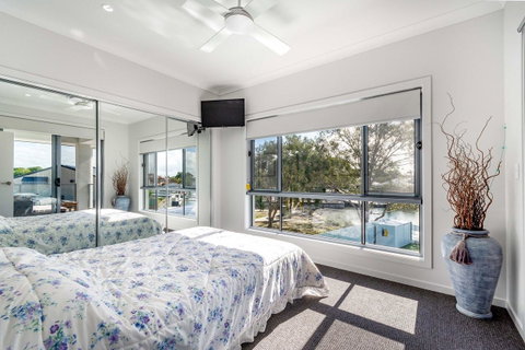 Stunning Canal Home Oh So Close To The Waterfront - Kawana Tourism 6