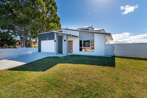 Stunning Canal Home Oh So Close To The Waterfront - Kawana Tourism 4