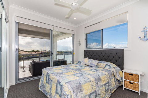 Stunning Canal Home Oh So Close To The Waterfront - Kawana Tourism 20