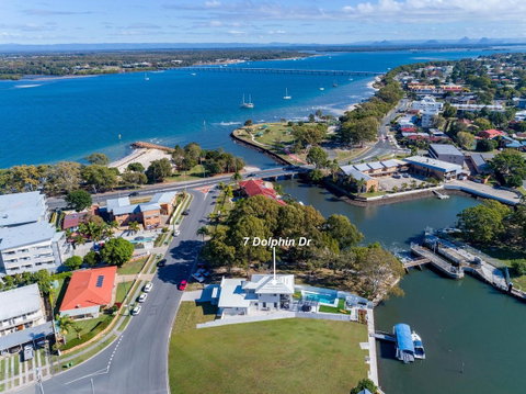 Stunning Canal Home Oh So Close To The Waterfront - Kawana Tourism 17