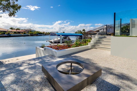 Stunning Canal Home Oh So Close To The Waterfront - Kawana Tourism 18