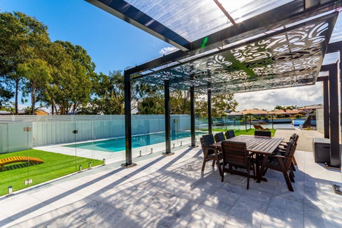 Stunning Canal Home Oh So Close To The Waterfront - Kawana Tourism 3