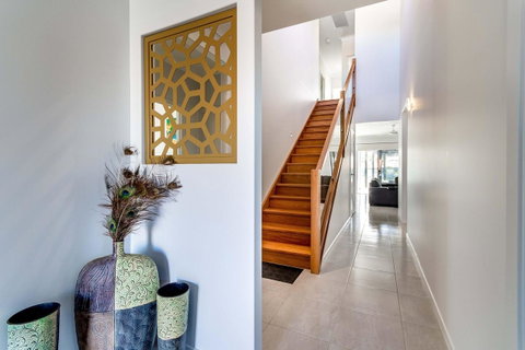 Stunning Canal Home Oh So Close To The Waterfront - Kawana Tourism 11