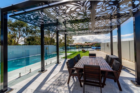 Stunning Canal Home Oh So Close To The Waterfront - Kawana Tourism 9