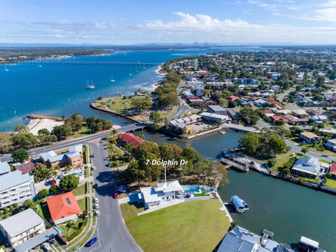 Stunning Canal Home Oh So Close To The Waterfront - Kawana Tourism 13
