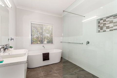 Stunning Canal Home Oh So Close To The Waterfront - Kawana Tourism 1