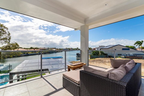 Stunning Canal Home Oh So Close To The Waterfront - Kawana Tourism 12