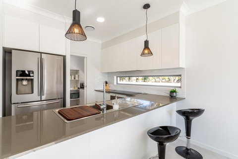 Stunning Canal Home Oh So Close To The Waterfront - Kawana Tourism 5