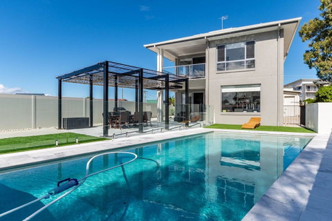 Stunning Canal Home Oh So Close To The Waterfront - Kawana Tourism 8