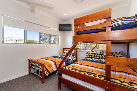 Stunning Canal Home Oh So Close To The Waterfront - Kawana Tourism 14