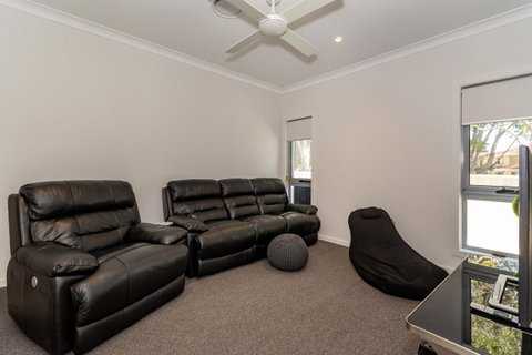 Stunning Canal Home Oh So Close To The Waterfront - Kawana Tourism 10
