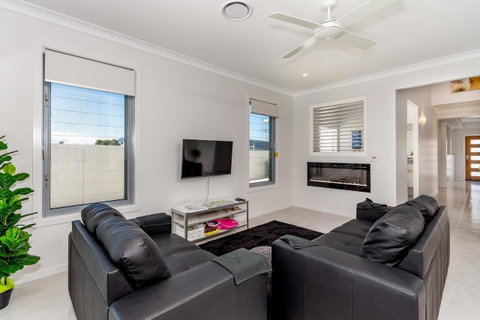 Stunning Canal Home Oh So Close To The Waterfront - Kawana Tourism 19