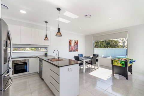 Stunning Canal Home Oh So Close To The Waterfront - Kawana Tourism 15