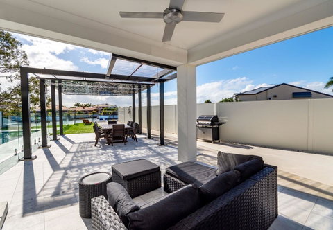 Stunning Canal Home Oh So Close To The Waterfront - Kawana Tourism 16