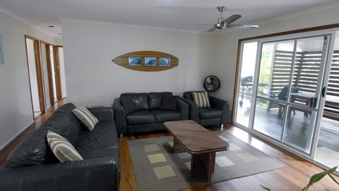 Amity Beach House - Kawana Tourism 3
