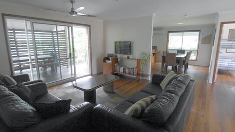 Amity Beach House - Kawana Tourism 2