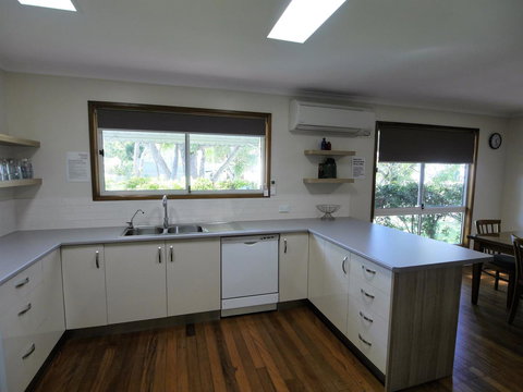 Amity Beach House - Kawana Tourism 5