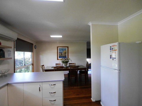 Amity Beach House - Kawana Tourism 6