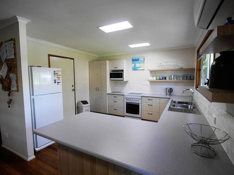 Amity Beach House - Kawana Tourism 4