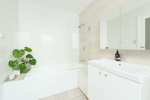 'Darling Lily' - Your Townhouse Hideaway - Kawana Tourism 3