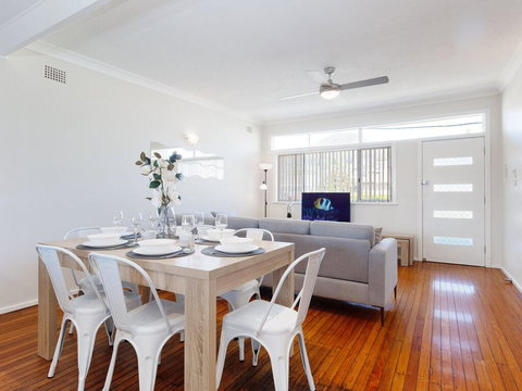 'Shoalz', 28 Rigney Street - Renovated Pet Friendly Cottage & Boat Parking - Kawana Tourism 2