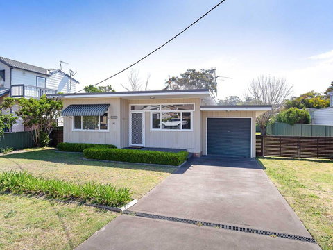 'Shoalz', 28 Rigney Street - Renovated Pet Friendly Cottage & Boat Parking - Kawana Tourism 0
