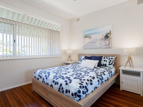 'Shoalz', 28 Rigney Street - Renovated Pet Friendly Cottage & Boat Parking - Kawana Tourism 1
