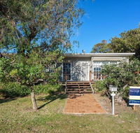 'The Croft' 11 Boulder Bay Rd - Cosy Beach House with Aircon  only 270m to the Beach - Kawana Tourism