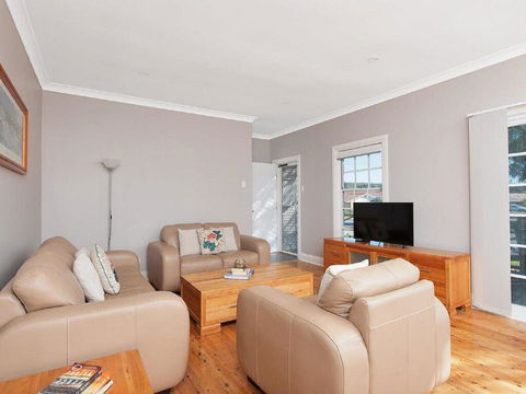 'The Croft' 11 Boulder Bay Rd - Cosy Beach House With Aircon & Only 270m To The Beach - Kawana Tourism 2