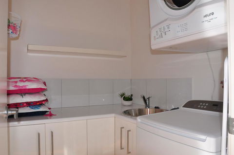 10 Double Island Drive - Modern Family Home, Centrally Located, Swimming Pool & Outdoor Area - Kawana Tourism 3