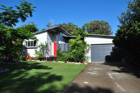 10 Double Island Drive - Modern Family Home, Centrally Located, Swimming Pool & Outdoor Area - Kawana Tourism 0