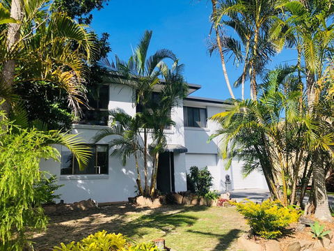 12 Cooloola Drive - Family Home, Close To Beach, Pet Friendly - Kawana Tourism 3