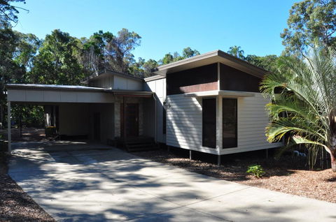 12 Satinwood Drive - Family Home With Swimming Pool Located In Natural Bushland And Close To Beach - Kawana Tourism 0