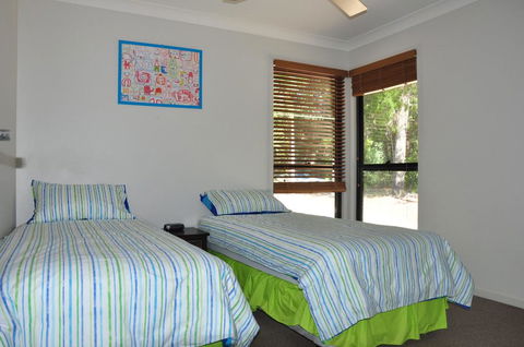 12 Satinwood Drive - Family Home With Swimming Pool Located In Natural Bushland And Close To Beach - Kawana Tourism 2