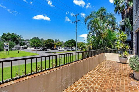 14 'THE DUNES', 38 MARINE DR - LARGE UNIT WITH POOL, TENNIS COURT AND DIRECTLY ACROSS FROM FINGAL - Kawana Tourism 2