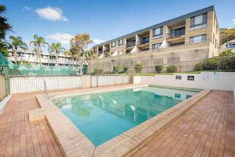 14 'THE DUNES', 38 MARINE DR - LARGE UNIT WITH POOL, TENNIS COURT AND DIRECTLY ACROSS FROM FINGAL - Kawana Tourism 3