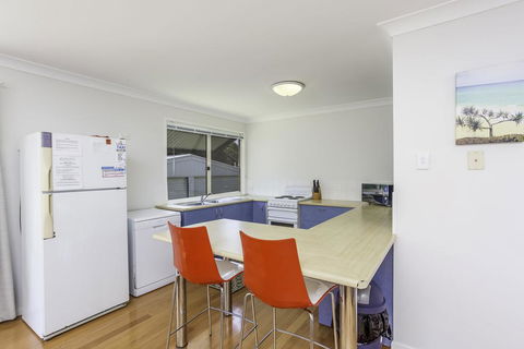 14 Zircon Street - Centrally Located Family Home With Covered Deck, Close To Patrolled Beach & Shops - Kawana Tourism 1