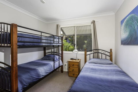 14 Zircon Street - Centrally Located Family Home With Covered Deck, Close To Patrolled Beach & Shops - Kawana Tourism 3
