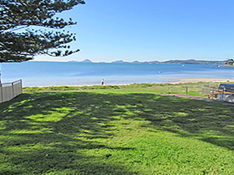 15 'Kanangra', 39 Soldiers Point Road - Fantastic Unit Right On The Water - Kawana Tourism 0