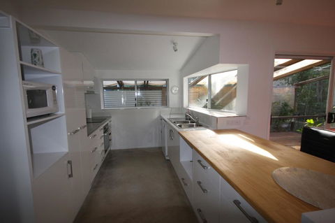 15 Belle Court - Modern, Architect Designed, Open Plan Holiday Home With Outdoor Shower - Kawana Tourism 3